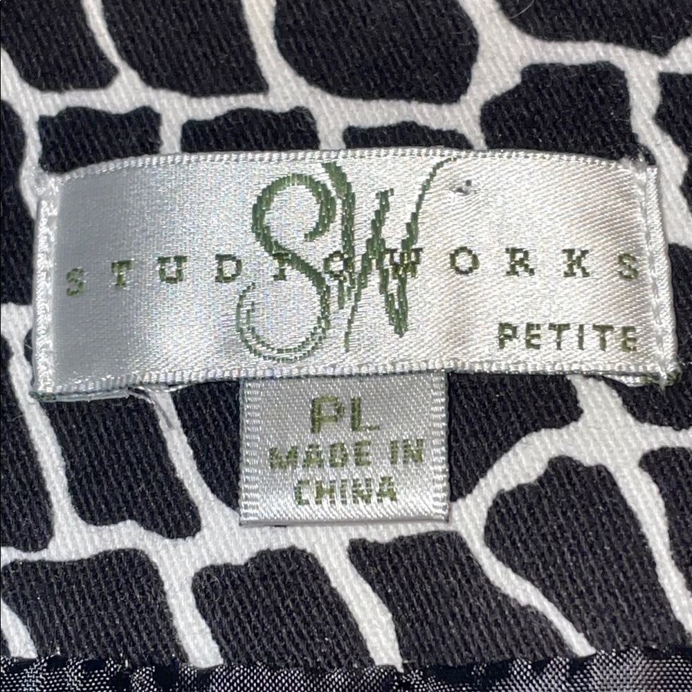 Studio Works Black & White Geometric Lined 3 Button 3/4 sleeve blazer. Size LP - Picture 2 of 13